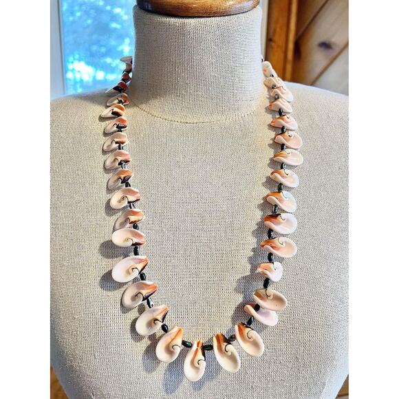 Vintage 80’s Conch Shell Hawaiian Necklace- Luhuanas Everlasting Beach Theme - Picture 1 of 5